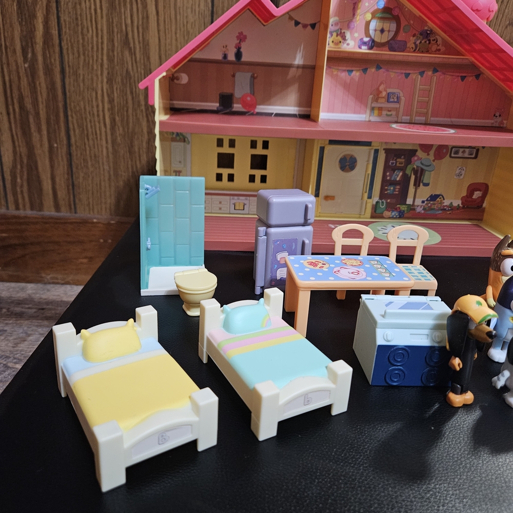 Bluey House With Figures